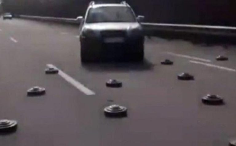 Απίστευτο βίντεο από το Κίεβο: Αυτοκίνητα κάνουν ελιγμούς για να αποφύγουν νάρκες!