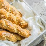 Πασχαλινά τσουρέκια και κουλούρια – Οι πιο εύκολες συνταγές από τον Πέτρο Συρίγο