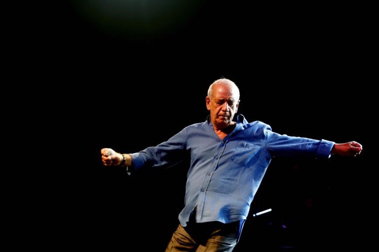 Δημήτρης Μητροπάνος: Η αποκάλυψη για τον θρύλο του λαϊκού τραγουδιού – Η ιστορία πίσω από το «Πάντα Γελαστοί» [βίντεο]