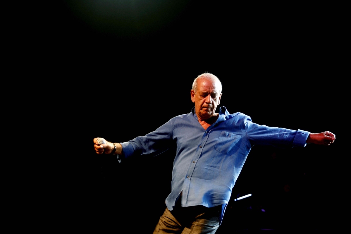 Δημήτρης Μητροπάνος: Η αποκάλυψη για τον θρύλο του λαϊκού τραγουδιού – Η ιστορία πίσω από το «Πάντα Γελαστοί» [βίντεο]