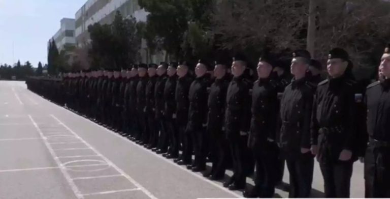 «Θρίλερ» με το Moskva: Η Ρωσία εμφάνισε ναύτες του στη Σεβαστούπολη