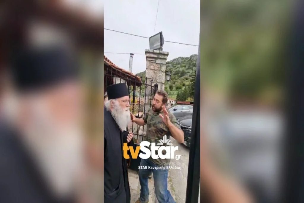 Φωκίδα: Χαμός στο Λιδωρίκι με τον «Παπαροκά» Νεκτάριο Μουλατσιώτη – «Ανάξιε, κοπρίτη να φύγεις, δεν ντρέπεσαι» [βίντεο]