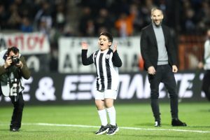 ΠΑΟΚ: Στο πόδι η Τούμπα για τον 9χρονο Λέανδρο - Σκόραρε μέσα σε αποθέωση [βίντεο]