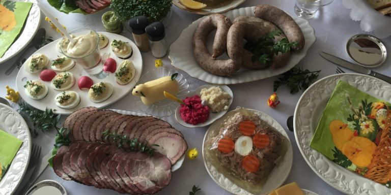 Πασχαλινό τραπέζι: Ο δεκάλογος της αποτοξίνωσης μετά τις κραιπάλες