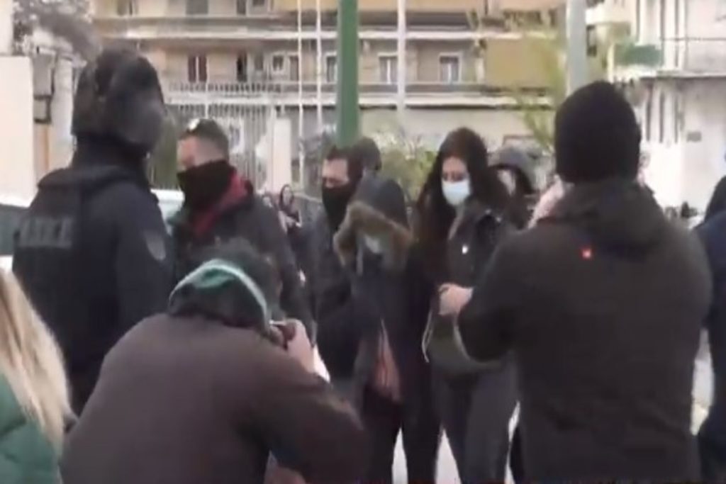 Ρούλα Πισπιρίγκου: Καρέ καρέ η μεταγωγή της στον Κορυδαλλό – Της φώναζαν «ψόφα», προσωρινά σε ειδικά
