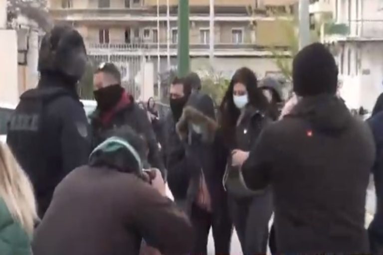 Ρούλα Πισπιρίγκου: Καρέ καρέ η μεταγωγή της στον Κορυδαλλό – Της φώναζαν «ψόφα», προσωρινά σε ειδικά διαμορφωμένο κελί [βίντεο]