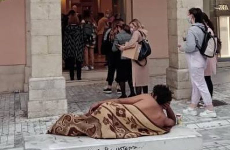 Πάτρα: Χαμός μπροστά από πολυκατάστημα με ημίγυμνο άνδρα
