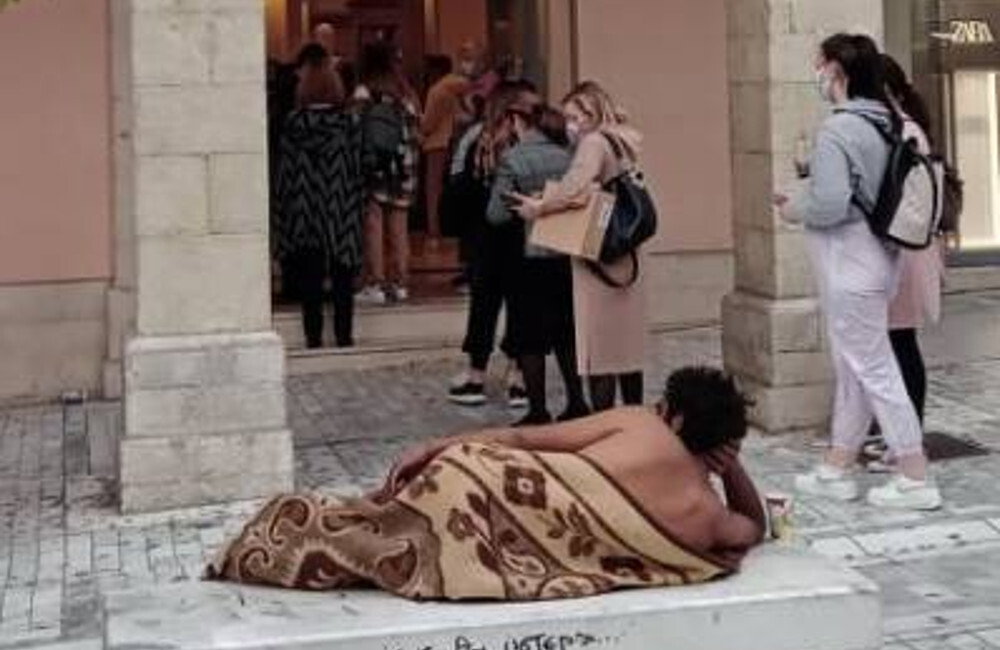 Πάτρα: Χαμός μπροστά από πολυκατάστημα με ημίγυμνο άνδρα