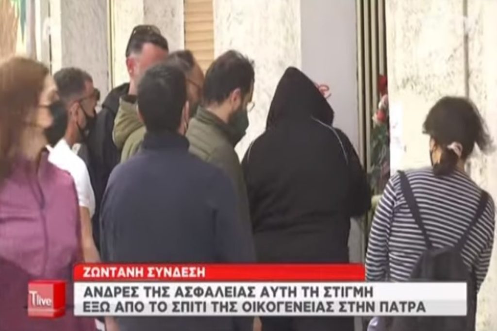 Πάτρα: Η στιγμή που η Δήμητρα Πισπιρίγκου μπαίνει στο σπίτι της αδερφής της – Πέταξε τα λουλούδια πο