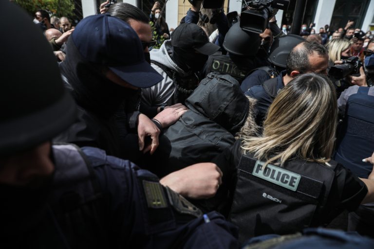 Ρούλα Πισπιρίγκου: Οργή έξω από την Ευελπίδων – «Να ψοφήσεις, φόνισσα» [βίντεο]