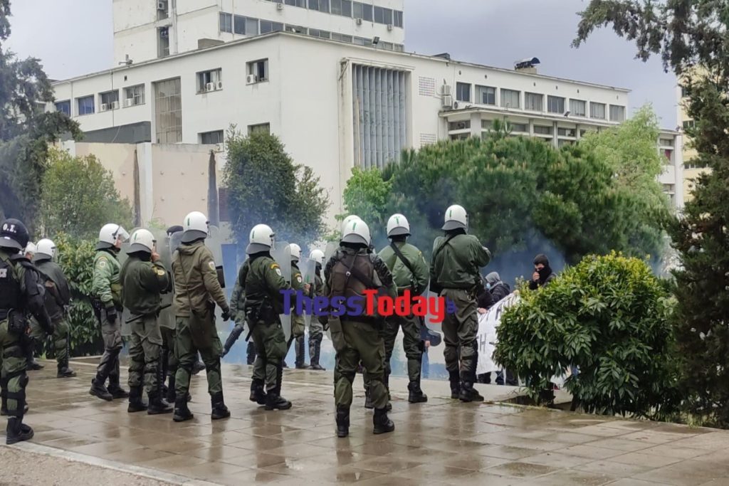 Θεσσαλονίκη: Ένταση μεταξύ διαδηλωτών και ΜΑΤ εντός του ΑΠΘ [βίντεο]