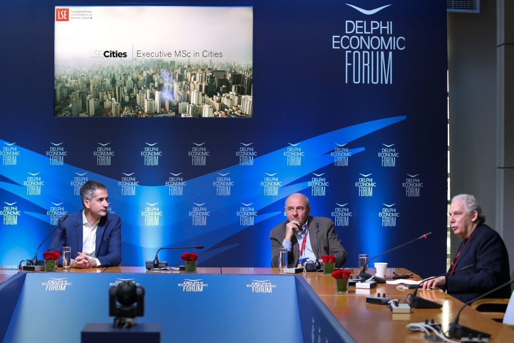 Δελφοί – Οικονομικό φόρουμ 2022 – Κώστας Μπακογιάννης: «Χτίσαμε πόλεις για αυτοκίνητα, π