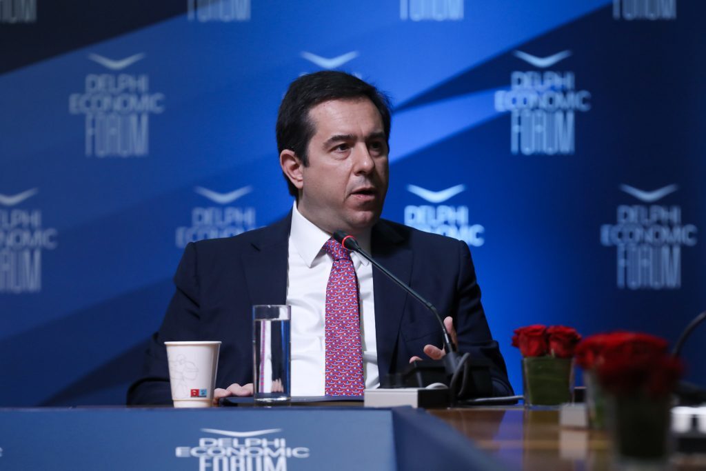 Μηταράκης στο Οικονομικό φόρουμ των Δελφών: Ανάμεσα στη λογική και την Ευρωπαϊκή Αριστερά η συζήτηση