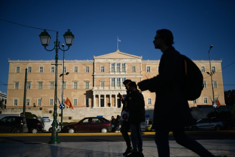 Συνελήφθη αστυνομικός της ασφάλειας της Βουλής – Κατηγορείται ότι βίαζε τις ανήλικες κόρες του
