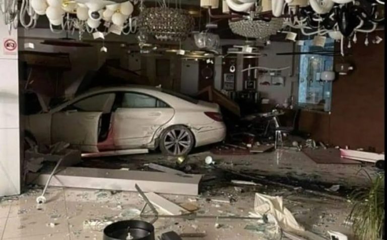 Θεσσαλονίκη: 50.000 ευρώ η ζημιά που προκάλεσε το Ι.Χ που κατέληξε σε κατάστημα φωτιστικών