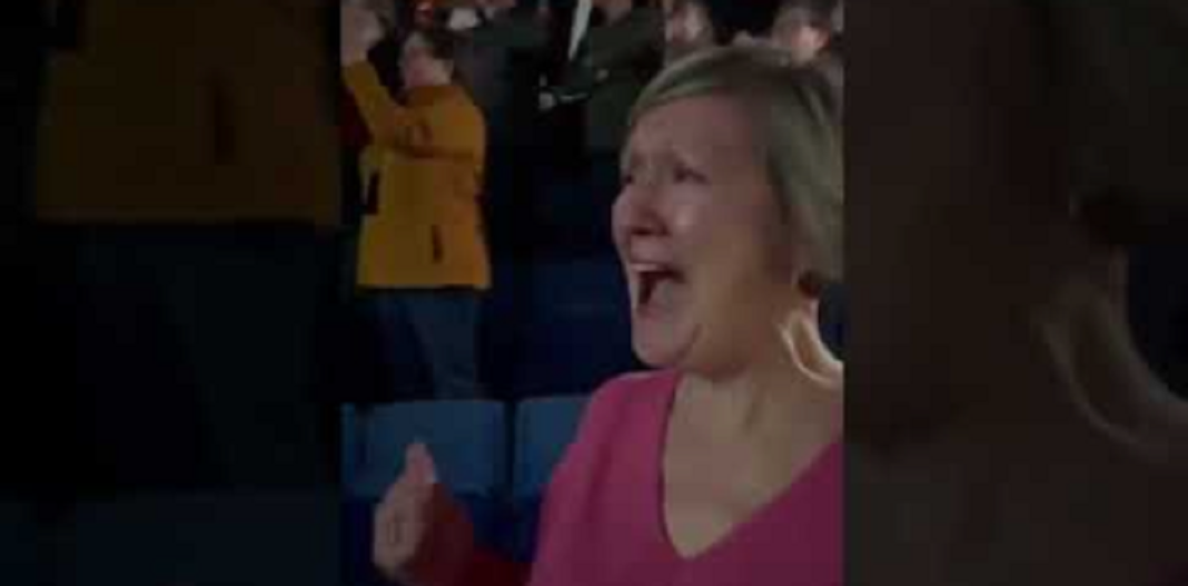 Viral στο TikTok οι αντιδράσεις μιας μαμάς σε συναυλία του Έλτον Τζον