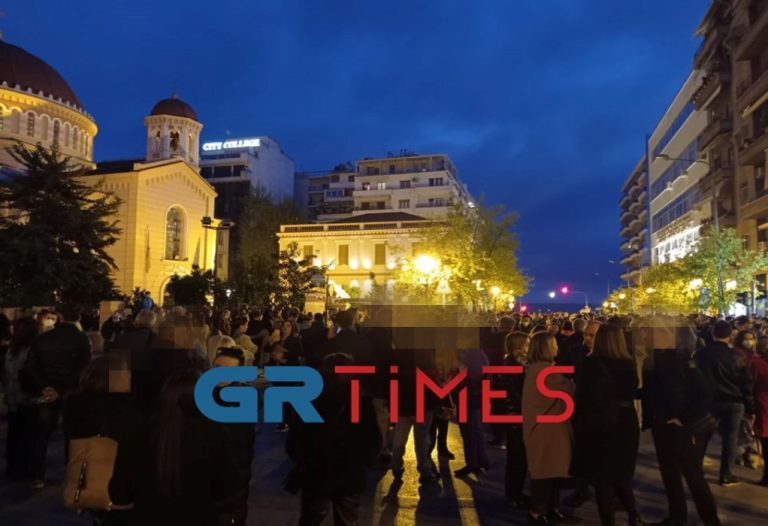 Θεσσαλονίκη: Χιλιάδες πιστοί στην περιφορά των Επιταφίων