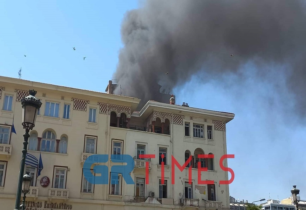 Θεσσαλονίκη: Φωτιά στο Βιοτεχνικό Επιμελητήριο – Επιχείρηση απομάκρυνσης μαθητών