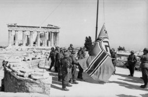 Σαν σήμερα το 1941 Γλέζος και Σάντας κατεβάζουν την ναζιστική σημαία από την Ακρόπολη