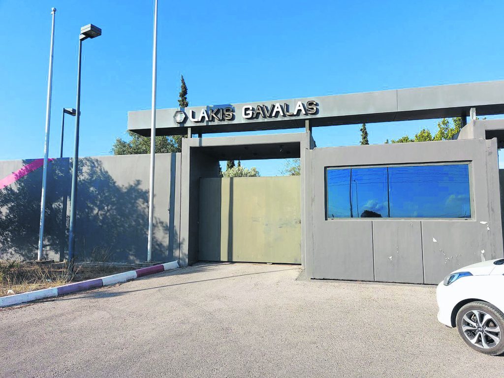 Ξανά στο σφυρί το «φιλέτο» του Λάκη Γαβαλά στην Κάντζα – Ποιες άλλες βίλες και ξενοδοχεία βγαίνουν σ