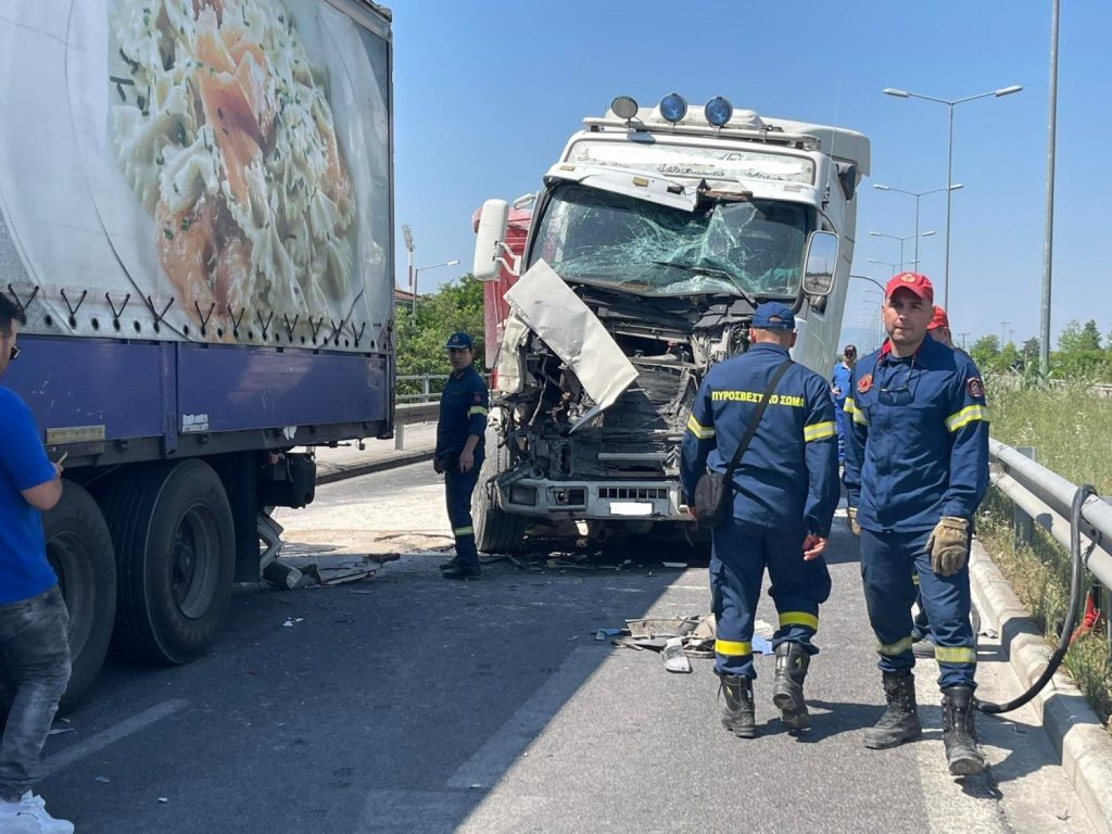 Λάρισα: Καραμπόλα με τέσσερα φορτηγά – Ένας τραυματίας