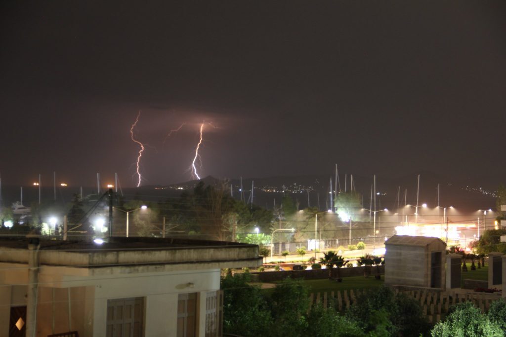 Καιρός: Σε εξέλιξη η κακοκαιρία-εξπρές – Πολλά τα προβλήματα στην Αττική – Πώς θα κινηθε
