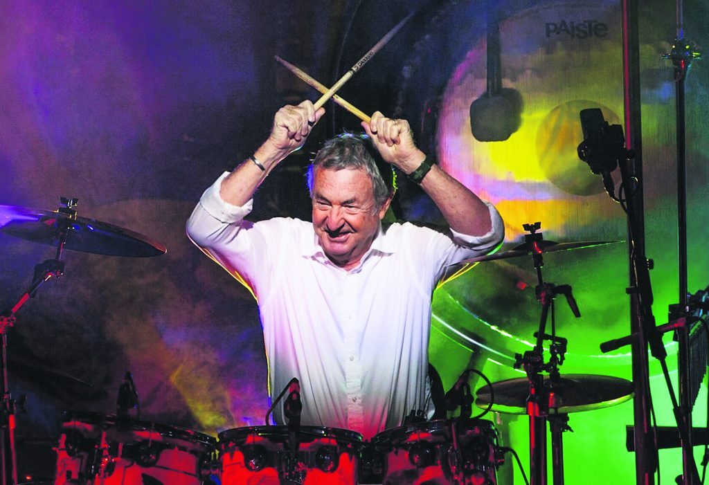 Ο ντράμερ των Pink Floyd, Νικ Μέισον, αποκαλύπτει: «Δεν μου λείπουν τα τζετ και οι λιμουζίνες»