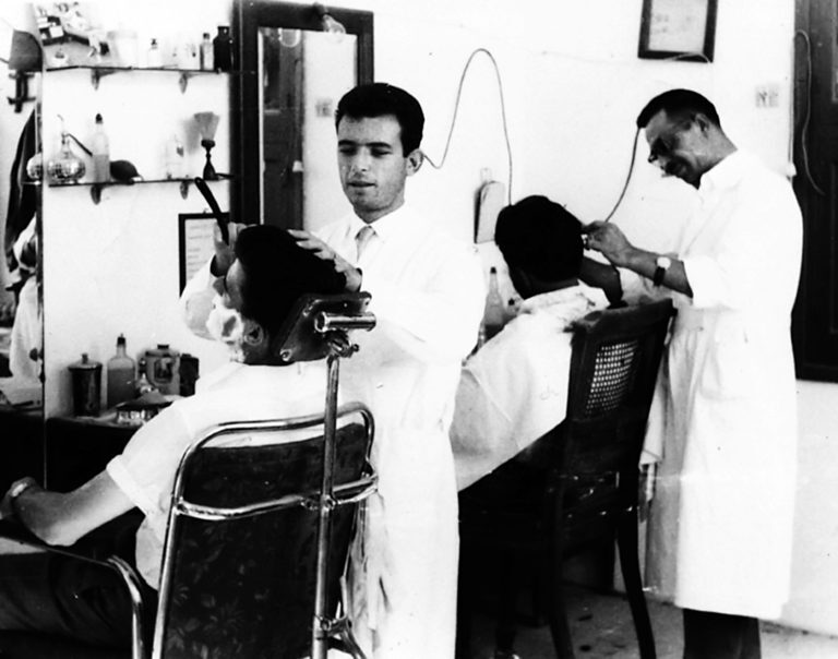 Στα Μπαρμπέρικα για κούρεμα και ξύρισμα