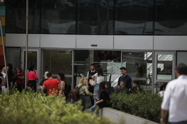 Συναγερμός στο Αιγάλεω: Αυτοκίνητο έπεσε πάνω στην τζαμαρία εμπορικού κέντρου – «Είμαι απεσταλμένος του θεού» είπε ο οδηγός
