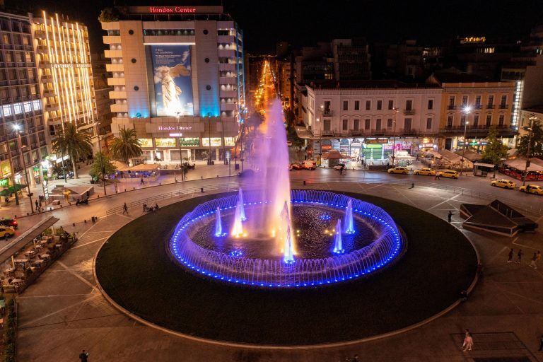 Στα χρώματα της Ουκρανίας το συντριβάνι της Ομόνοιας