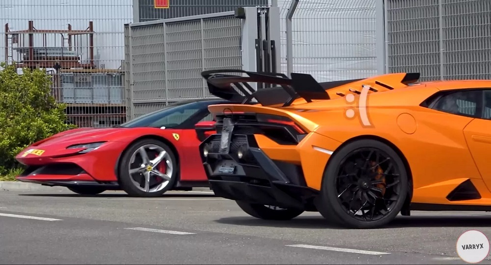 Τι δουλειά έχει μία Ferrari SF90 στο εργοστάσιο της Lamborghini;