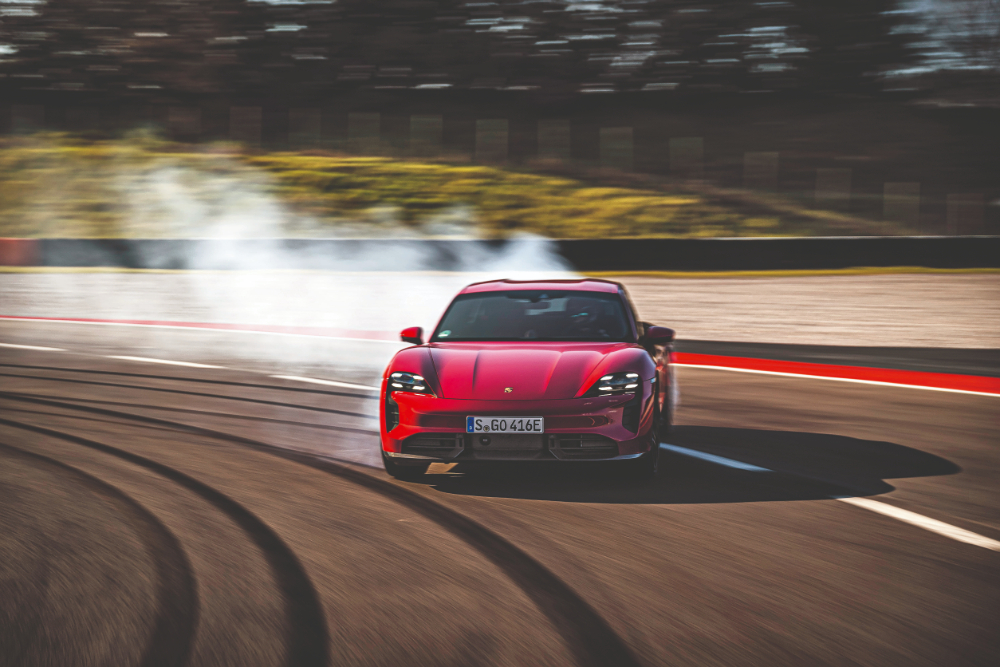 Porsche Taycan Sport Turismo GTS: Ανιαρά τα ηλεκτρικά;!