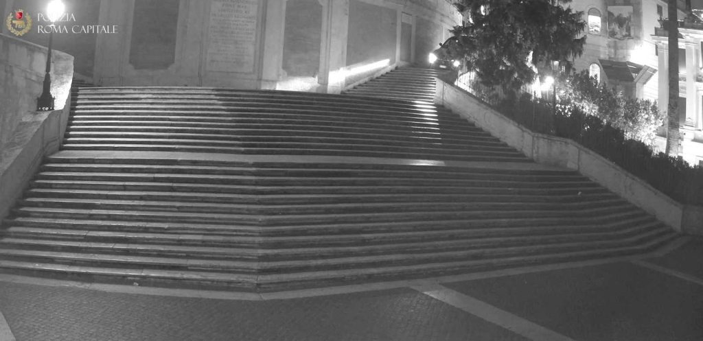 Οδηγός συνελήφθη γιατί διέσχισε τα ιστορικά “Σκαλινάτα” της Ρώμης με την Maserati του