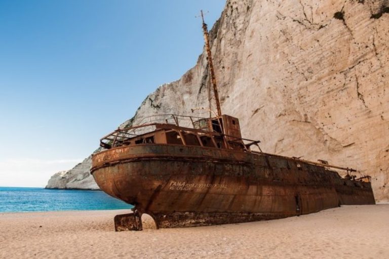 Σάλος στη Ζάκυνθο: Έστησαν πύργο ναυαγοσώστη μπροστά στο «Ναυάγιο» [βίντεο]