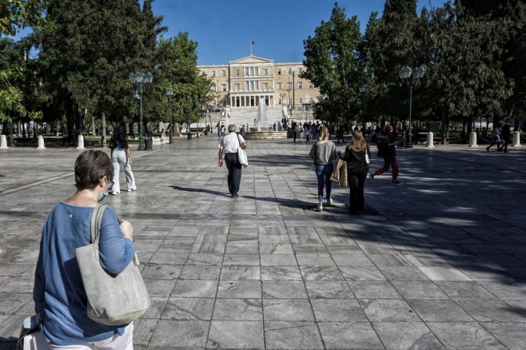 Σύνταγμα: Παραδόθηκαν οι 2 ανήλικες αδερφές που μαχαίρωσαν την 16χρονη