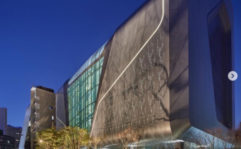 Με ηχείο μοιάζουν τα γραφεία δισκογραφικής εταιρείας K-pop στην Κορέα