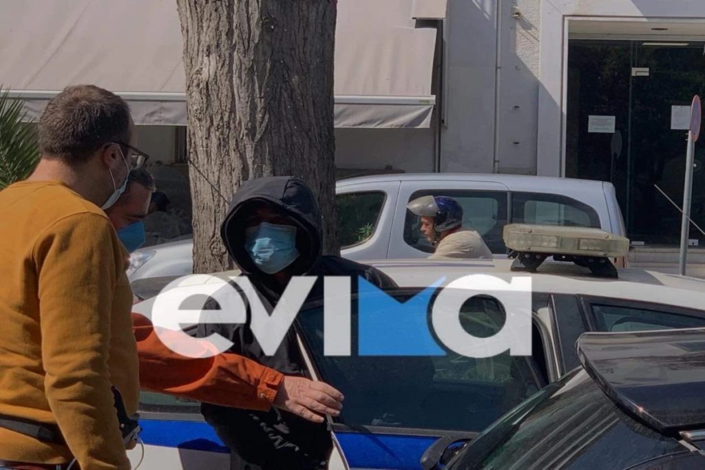 Αιδηψός: Δεν είπε κουβέντα φτάνοντας στον ανακριτή ο 30χρονος – Τι απαντά ο άνδρας που δημοσίευσε το βίντεο