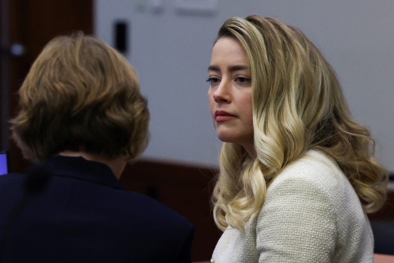 Άμπερ Χερντ: Η φωτογραφία με το απειλητικό σημείωμα του Τζόνι Ντεπ – Γιατί δεν έγινε δεκτή στο δικαστήριο