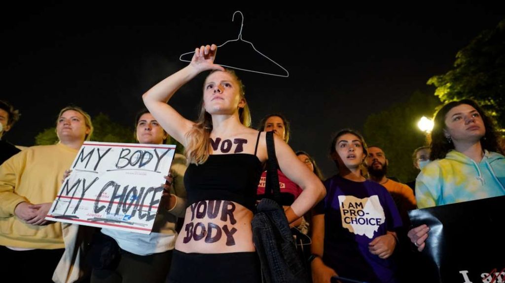 Αποκάλυψη-σοκ από το Politico: Ανατρέπεται η ιστορική απόφαση του 1973 που επέτρεπε τις αμβλώσεις