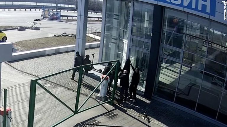 Βίντεο – σοκ από τον πόλεμο στην Ουκρανία: Ρώσοι εκτελούν άμαχους πριν κάνουν πλιάτσικο σε επιχείρηση