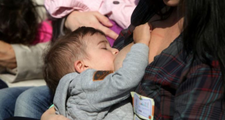 Έρευνα: Τα παιδιά που θήλασαν για έξι μήνες, έχουν καλύτερες γνωστικές επιδόσεις ως μαθητές