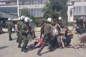 Συνεχίζονται τα επεισόδια μεταξύ αντιεξουσιαστών και ΜΑΤ έξω από το ΑΠΘ – Πέτρες και χειροβομβίδες κρότου λάμψης [βίντεο]