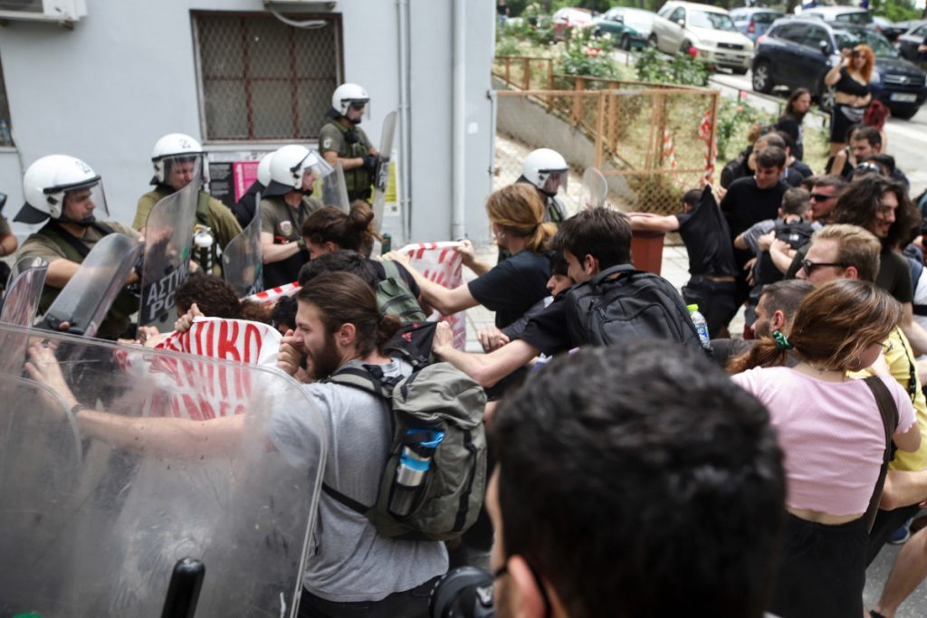 Θεσσαλονίκη: Έκκρυθμη κατάσταση στο κέντρο της πόλης και το ΑΠΘ – Πέτρες και μολότοφ κατά των