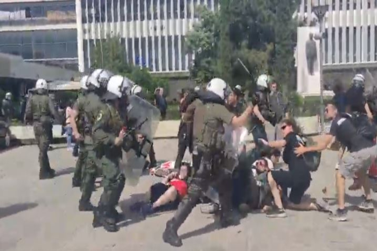 Συνεχίζονται τα επεισόδια μεταξύ αντιεξουσιαστών και ΜΑΤ έξω από το ΑΠΘ – Πέτρες και χειροβομβίδες κρότου λάμψης [βίντεο]