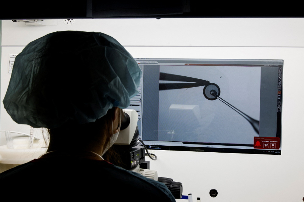 Κορωνοϊός Κhosta-2 Ευλογιά των πιθήκων: Σε απομόνωση στο «Αττικόν» ο Βρετανός τουρίστας – Οι επτά «καυτές» ερωτοαπαντήσεις