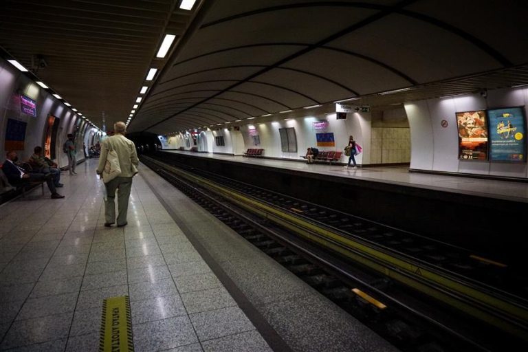 «Λίφτινγκ» σε 14 συρμούς του μετρό