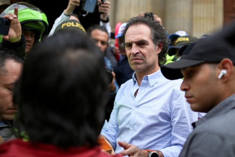Σκάνδαλο στην Κολομβία: Υποψήφιος των προεδρικών εκλογών βρήκε κρυφό μικρόφωνο στο γραφείο του