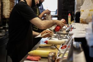 Απίστευτο περιστατικό στη Θεσσαλονίκη: Ξυλοκόπησε 14χρονη επειδή έκλεψε σάντουιτς – Στο αυτόφορο ο ιδιοκτήτης [βίντεο]