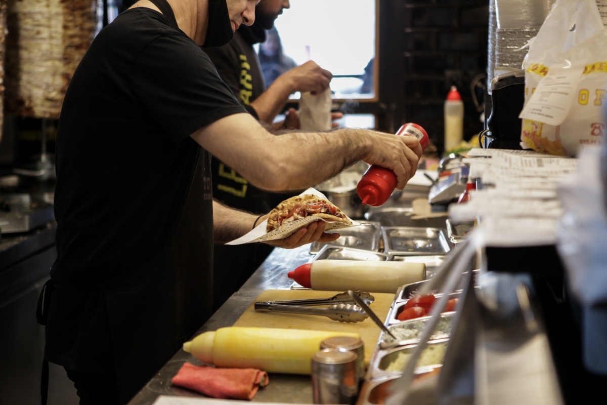 Απίστευτο περιστατικό στη Θεσσαλονίκη: Ξυλοκόπησε 14χρονη επειδή έκλεψε σάντουιτς – Στο αυτόφορο ο ιδιοκτήτης [βίντεο]