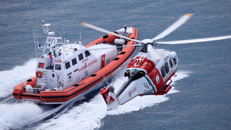 Ιταλία: Ένας νεκρός και επτά αγνοούμενοι από ναυάγιο ρυμουλκού στα ανοικτά του Μπάρι